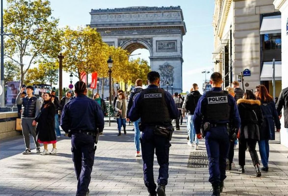 Cảnh sát Pháp tuần tra đại lộ Champs Elysees ở Paris. (Ảnh: AFP)