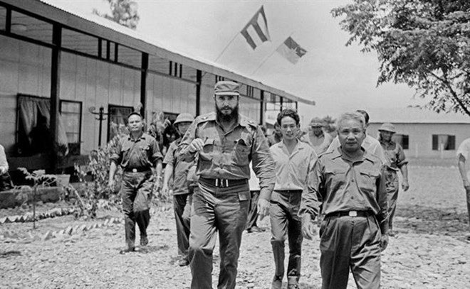 Đồng chí Fidel Castro, Bí thư thứ nhất Ban Chấp hành Trung ương Đảng Cộng sản Cuba, Thủ tướng Chính phủ Cách mạng Cuba thăm UBND Cách mạng tỉnh Quảng Trị (Vùng giải phóng miền Nam Việt Nam). (Ảnh: TTXVN)