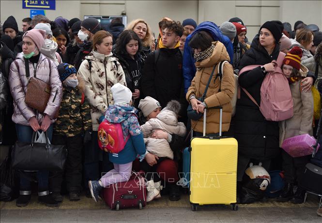 Người tị nạn Ukraine đợi tàu đến Balan tại thành phố Lviv, Ukraine, ngày 26/2/2022. (Ảnh: AFP/TTXVN)