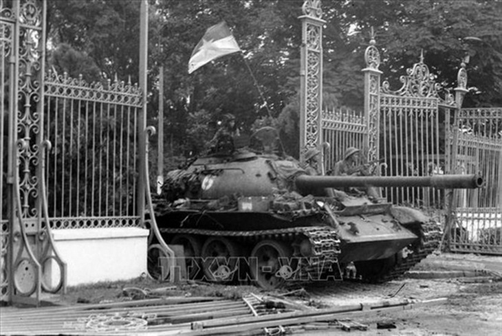 Khoảnh khắc lịch sử xe tăng Quân giải phóng tiến vào Dinh Độc Lập, ngày 30/4/1975, đánh dấu sự thắng lợi của Chiến dịch Hồ Chí Minh lịch sử, đỉnh cao của cuộc Tổng tiến công và nổi dậy mùa Xuân năm 1975. (Ảnh: TTXVN)