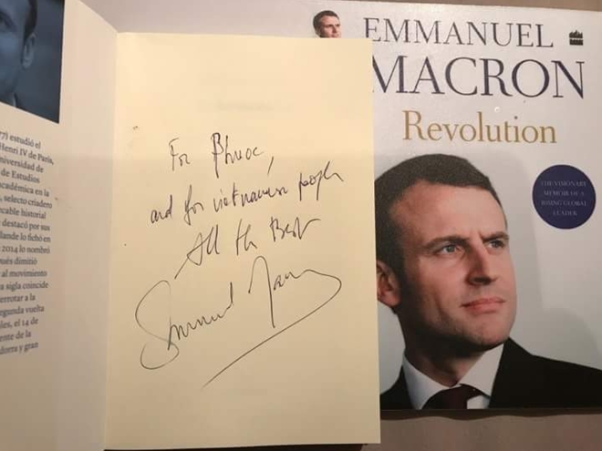 Cuốn sách có lời đề tặng của Tổng thống Macron.