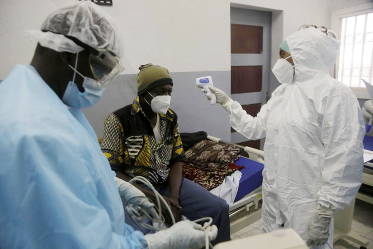 Một bệnh nhân điều trị Covid-19 ở bệnh viện Farcha của Cộng hòa Chad. (Ảnh: AP)