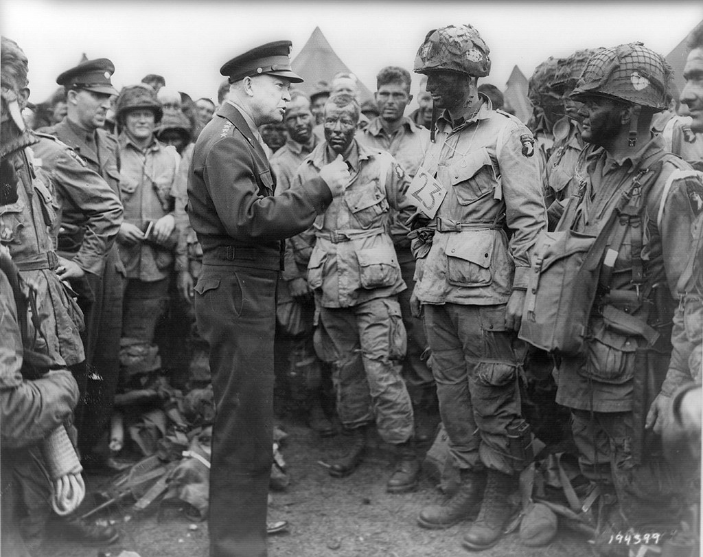 Tướng Dwight D. Eisenhower, tổng tư lệnh tối cao quân đội Đồng minh, dặn dò các binh sĩ nhảy dù trước giờ xuất kích.