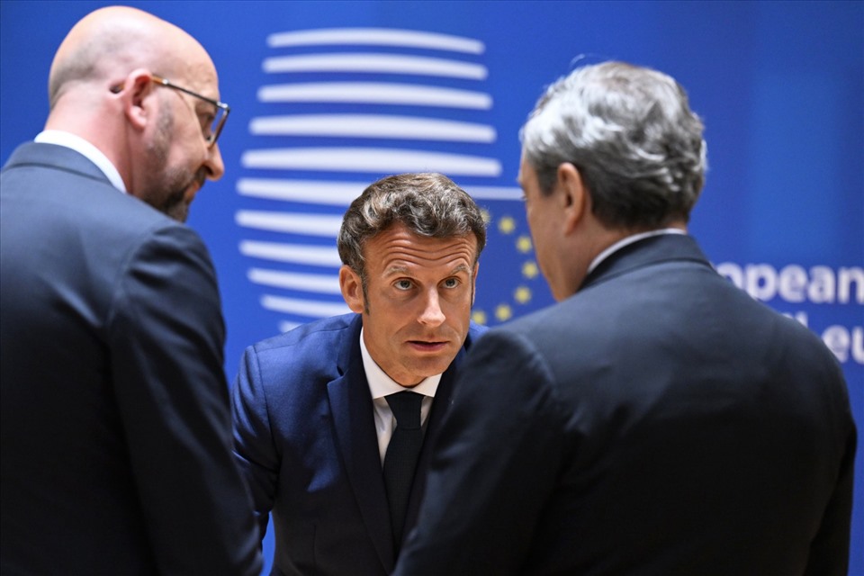 Tổng thống Pháp Emmanuel Macron (giữa) thảo luận với Thủ tướng Italy Mario Draghi (phải) và Chủ tịch Hội đồng châu Âu Charles Michel (trái) trước hội nghị đặc biệt của Hội đồng châu Âu ở Brussels ngày 30/5/2022. (Ảnh: AFP)