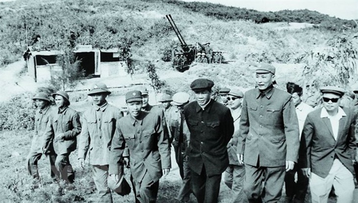 Trung tướng Đồng Sĩ Nguyên (thứ 2, từ phải sang) hướng dẫn Bí thư thứ nhất Lê Duẩn (thứ 3, từ phải sang) thăm đường Trường Sơn ở Quảng Bình, năm 1973. (Ảnh: Tư liệu)