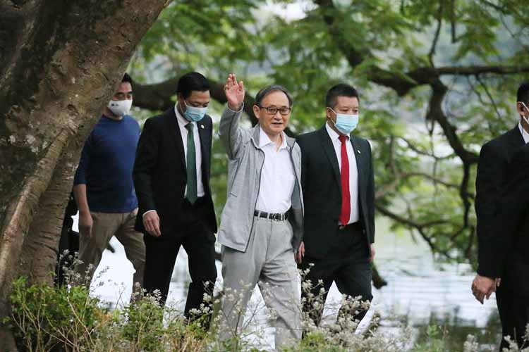 Thủ tướng Nhật Bản Suga Yoshihide tươi cười đi dạo Hồ Gươm. (Ảnh: Ngọc Thành)