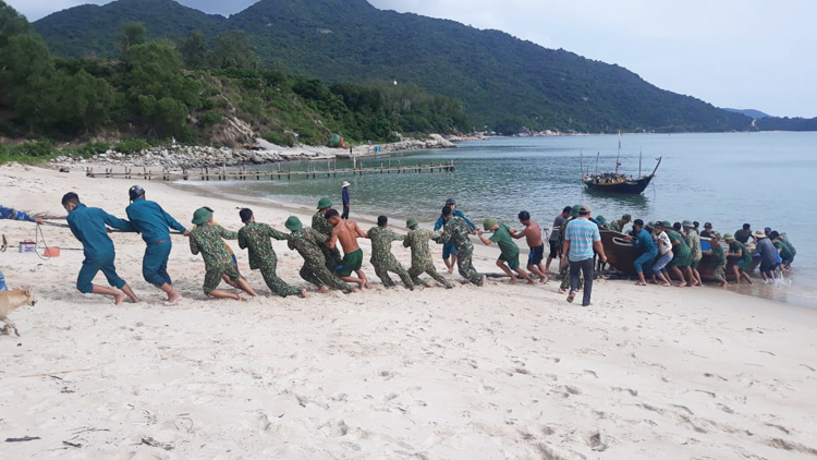 Bộ đội Biên phòng giúp dân neo đậu tàu thuyền an toàn.