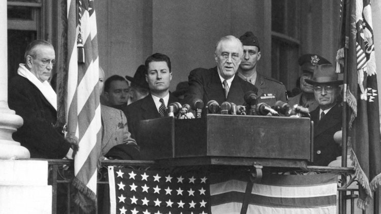 Lễ nhậm chức năm 1945 của Franklin Roosevelt đặc biệt ở chỗ đó là lần thứ 4 ông tuyên thệ nhậm chức tổng thống Mỹ và cũng là buổi lễ ngắn gọn nhất, chỉ diễn ra trong vòng 15 phút. (Ảnh: Getty)