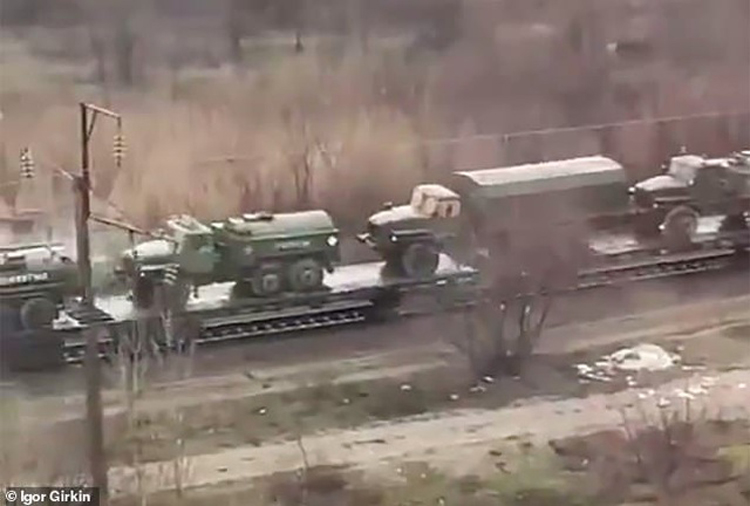 Các phương tiện quân sự Nga được cho là di chuyển tới khu vực sát biên giới Ukraine. (Ảnh: Dailymail).