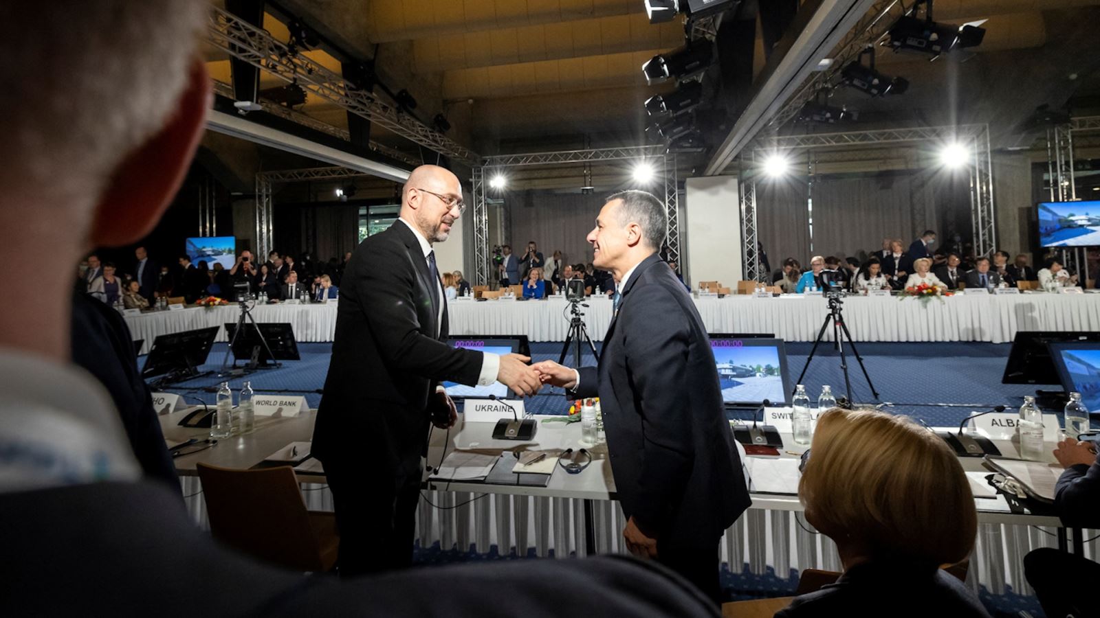 Tổng thống Thụy Sĩ Ignazio Cassis (phải) bắt tay Thủ tướng Ukraine Denys Shmyhal tại Hội nghị phục hồi Ukraine (URC) ở Lugano (Thụy Sĩ), ngày 5/7/2022. (Ảnh: Reuters)