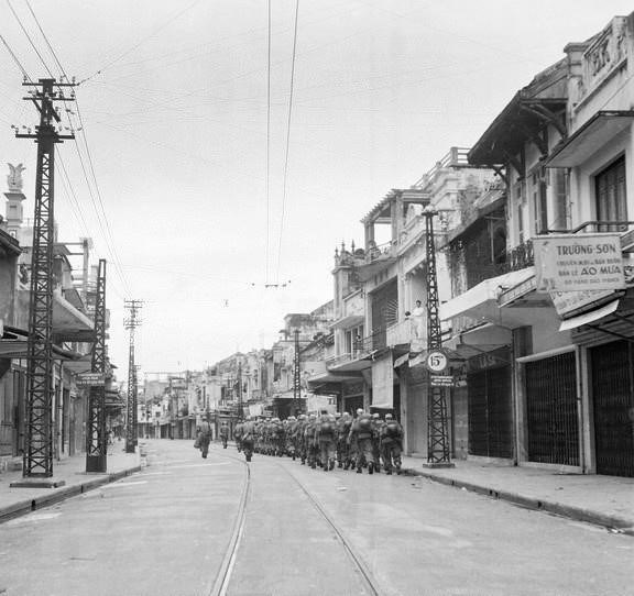 Lực lượng bộ binh Pháp lặng lẽ rút qua phố Hàng Đào lên cầu Long Biên để xuống Hải Phòng, chiều 9/10/1954. (Nguồn: Tư liệu TTXVN)