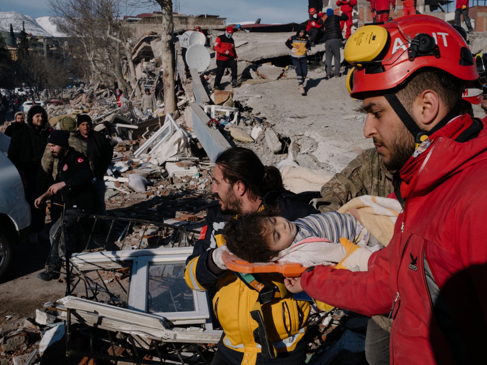 Bức ảnh của phóng viên ảnh Emin Ozmen chụp cho tờ The New York Times, ghi lại khoảnh khắc bé gái 3 tuổi được cứu khỏi đống đổ nát của một tòa nhà đã bị phá hủy sau trận động đất kinh hoàng xảy đến ngày 6/2/2023.