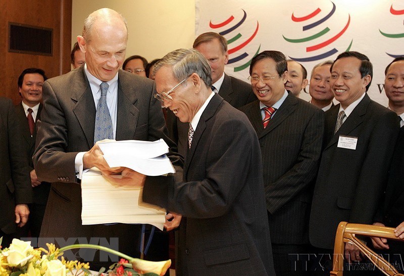 Ngày 7/11/2006, Bộ trưởng Bộ Thương mại Trương Đình Tuyển và Tổng Giám đốc WTO Pascal Lamy ký Nghị định thư về việc Việt Nam gia nhập WTO. (Ảnh: TTXVN)
