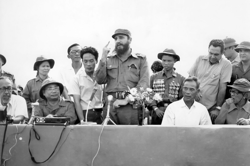 Chủ tịch Cuba Fidel Castro phát biểu tại buổi mít-tinh sáng 15/9/1973 tại cao điểm 241 ở xã Cam Thành, huyện Cam Lộ. (Ảnh Tư liệu)