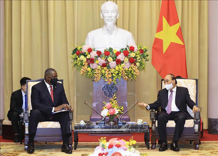 Chủ tịch nước Nguyễn Xuân Phúc tiếp Bộ trưởng Quốc phòng Hợp chúng quốc Hoa Kỳ Lloyd Austin thăm chính thức Việt Nam ngày 29/7/2021. (Ảnh: Thống Nhất/TTXVN)