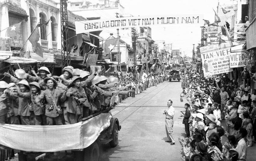 Đoàn xe chở các chiến sĩ Đại đoàn 308 Quân Tiên phong tiến qua phố Hàng Đào, sáng 10/10/1954 trong niềm hân hoan chào đón của hàng vạn người dân. (Nguồn: Tư liệu TTXVN)