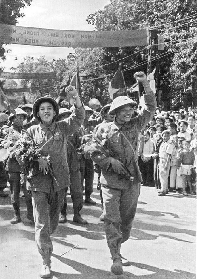 Gương mặt rạng rỡ của các chiến sĩ Đại đoàn 308 Quân Tiên phong (nay là Sư đoàn 308) về tiếp quản Thủ đô, sáng 10/10/1954. (Nguồn: Tư liệu/TTXVN)