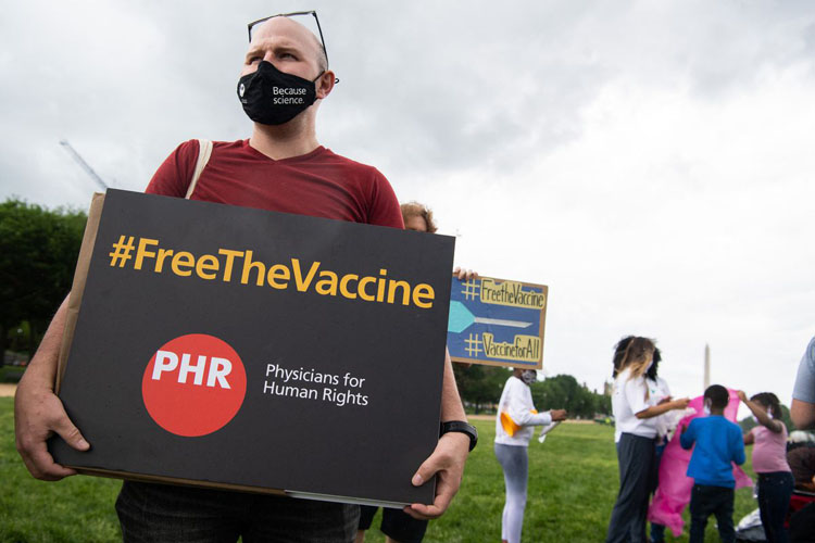 Người biểu tình tại Washington, DC kêu gọi Mỹ chia sẻ công thức chế vaccine cho thế giới, ngày 5/5/2021. (Ảnh: AFP/Getty Images)