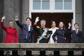 Hoàng gia Đan Mạch vẫy chào người dân trong lễ ra mắt ngày 14/1. (Ảnh: /Martin Meissner/AP Photo)