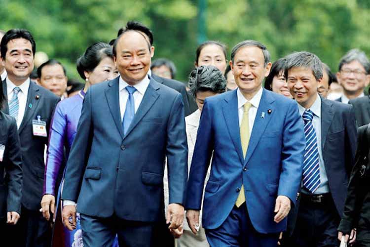 Thủ tướng Nguyễn Xuân Phúc và Thủ tướng Nhật Bản Suga Yoshihide tại Hà Nội. (Ảnh: Reuters)