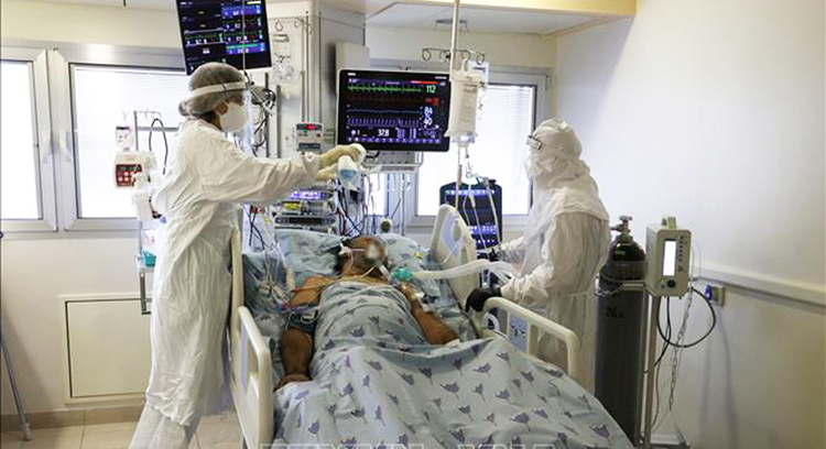 Điều trị cho bệnh nhân Covid-19 tại một bệnh viện ở Israel. (Ảnh: AFP/TTXVN)