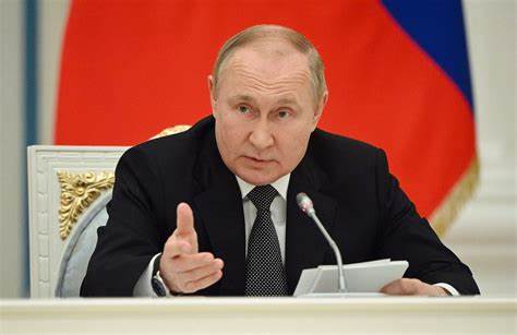 Tổng thống Putin trong một cuộc họp ở Điện Kremlin, Moskva, ngày 25/5/2022. Tổng thống Vladimir Putin nhấn mạnh Nga sẵn sàng phối hợp cùng đối tác Thổ Nhĩ Kỳ để thông tuyến vận tải hàng hóa qua đường biển, trong đó có hoạt động xuất khẩu ngũ cốc từ các cảng Ukraine. (Ảnh: AFP)