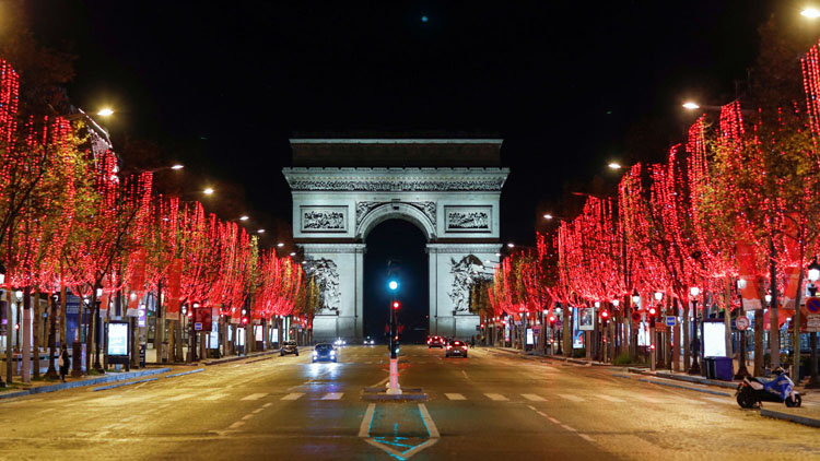 Quang cảnh đại lộ Champs Elysees và Khải Hoàn Môn vắng vẻ những ngày cận kề giáng sinh. (Ảnh: Reuters)