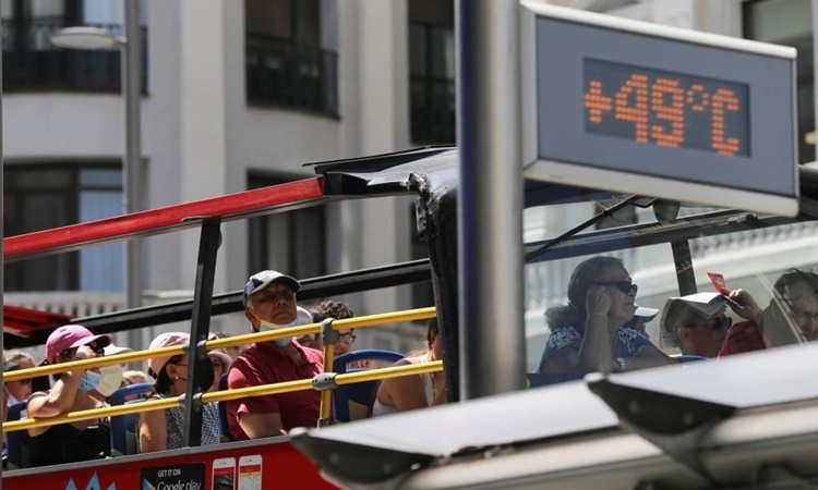 Bảng điện tử trên một chiếc xe buýt ở thủ đô Madrid, Tây Ban Nha, hiển thị nhiệt độ ngoài trời lên đến 49 độ C ngày 15/7. (Ảnh: Reuters)