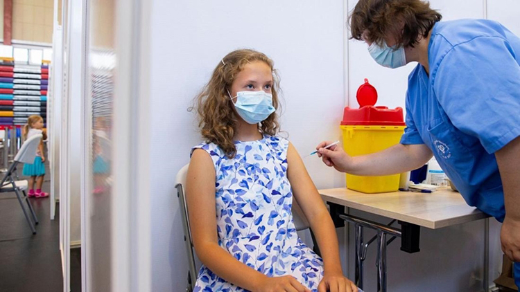 Trẻ em được tiêm vaccine ngừa Covid-19 ở Estonia. (Ảnh: AP)