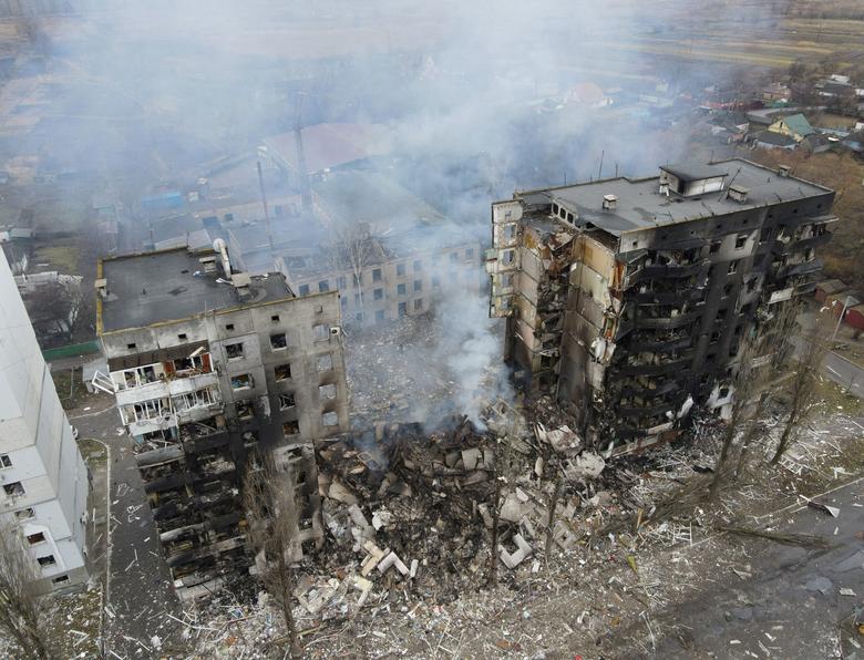 Một tòa nhà ở vùng Kiev bị đánh sập hồi tháng 3/2022. (Ảnh: Reuters)