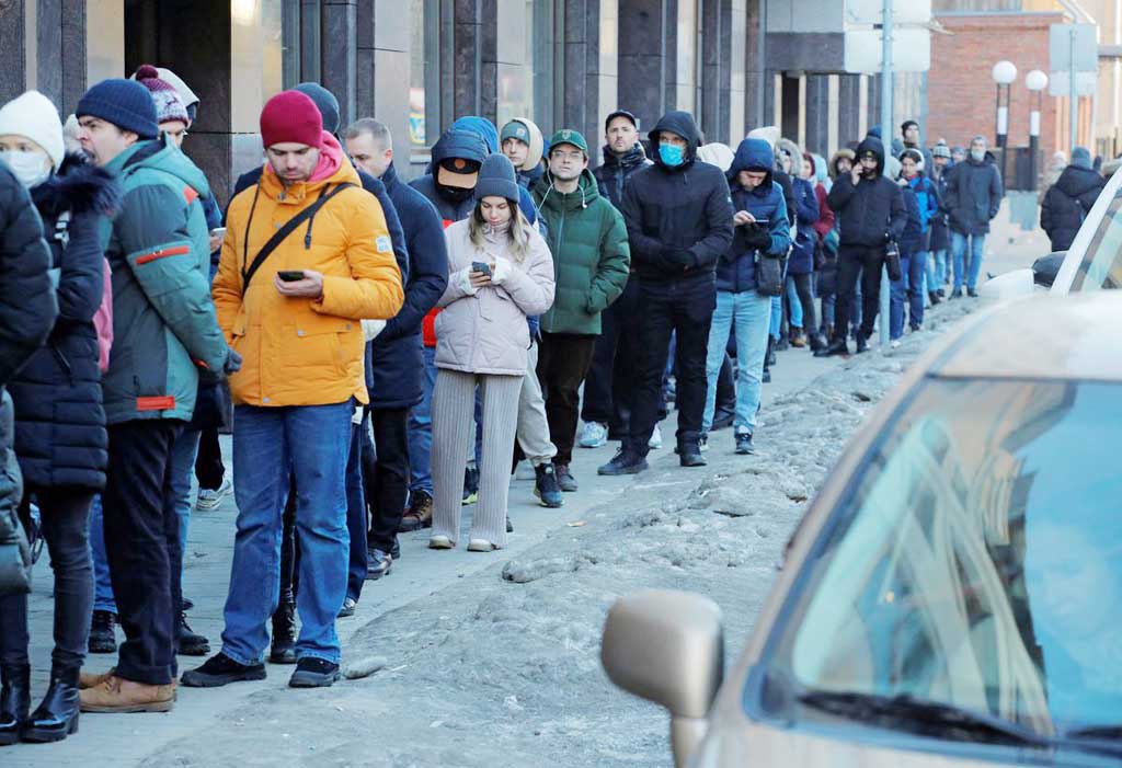 Người dân xếp hàng chờ rút tiền từ máy ATM ở Saint Petersburg (Nga) vào ngày 27/2. (Ảnh: REUTERS)