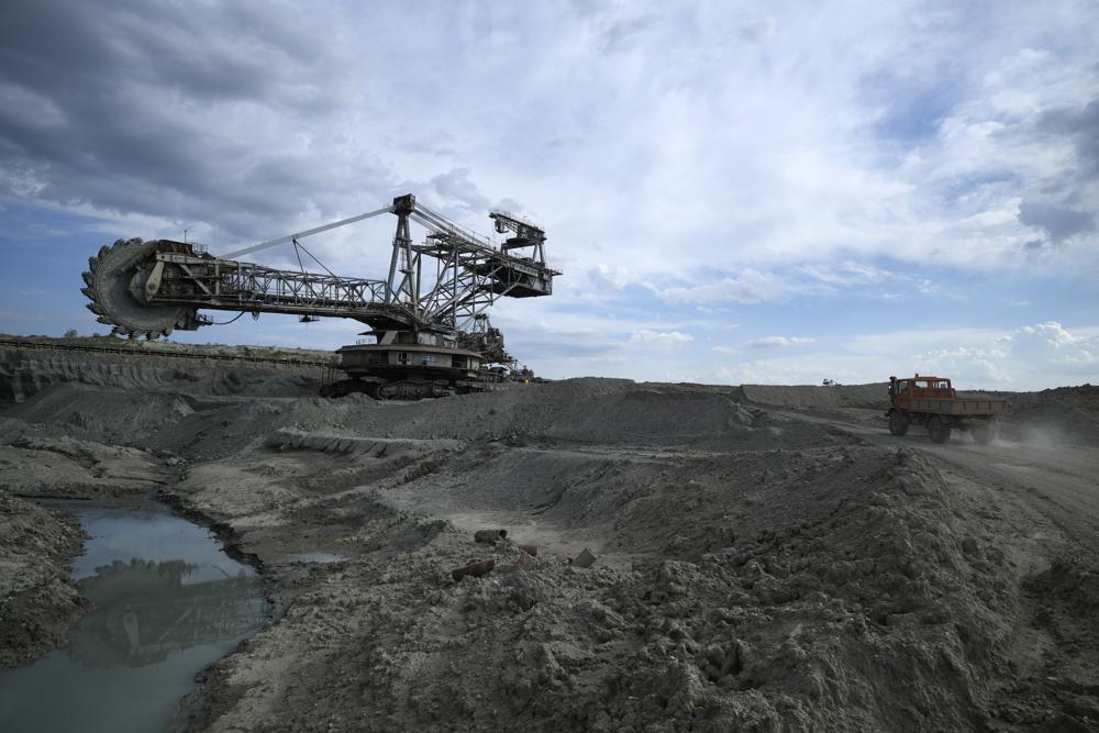 Máy móc hạng nặng hoạt động tại mỏ than lớn nhất Hy Lạp. (Ảnh: AP)
