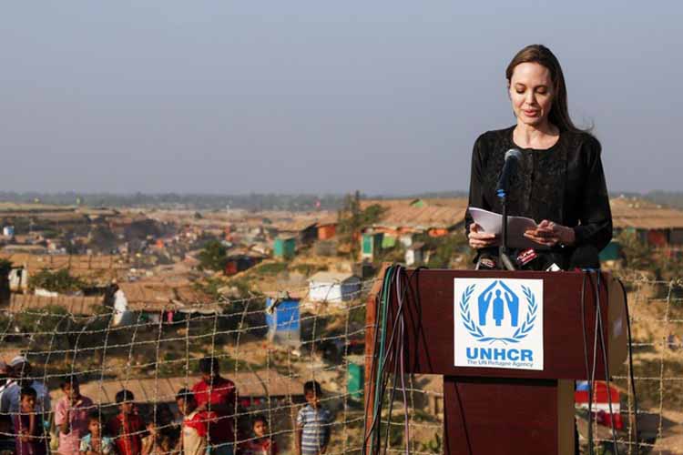 Angelina Jolie đến thăm và chia sẻ với người dân tại Riohacha, Colombia vào tháng 6/2019. (Ảnh: T.L)
