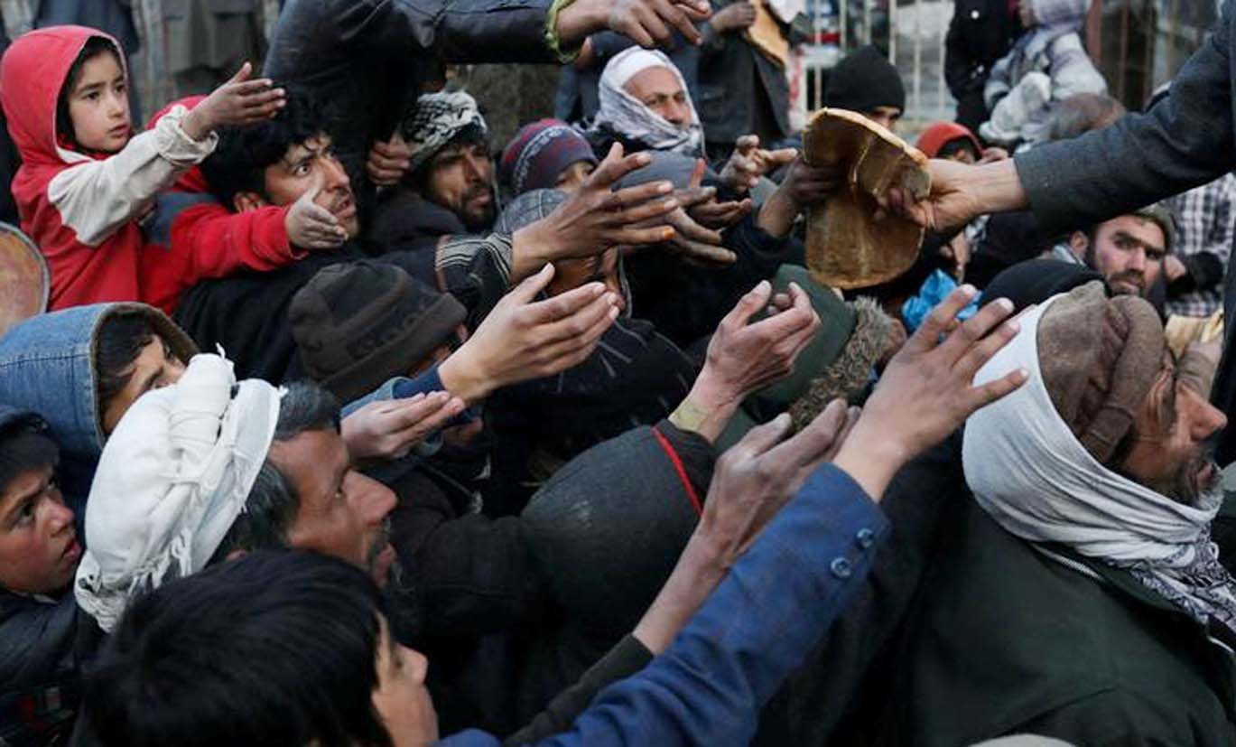 Người dân đưa tay nhận bánh mì ở Kabul, Afghanistan, ngày 31/1/2022. (Ảnh: REUTERS)