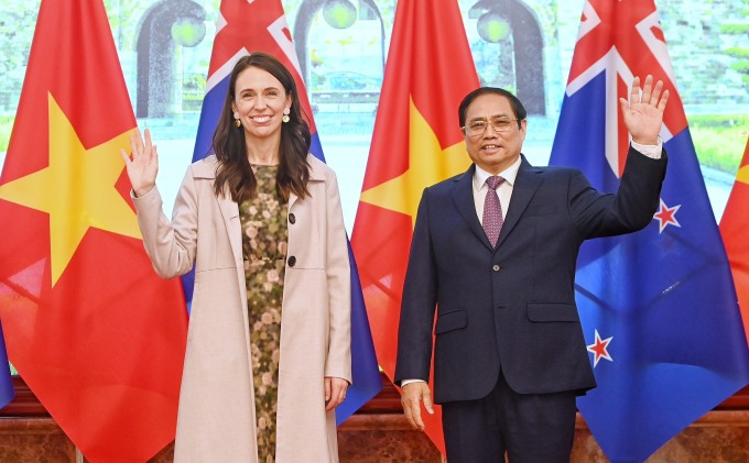 Thủ tướng Phạm Minh Chính và Thủ tướng New Zealand Jacinda Ardern vẫy chào trước hội đàm tại trụ sở chính phủ ngày 14/11. (Ảnh: Giang Huy)