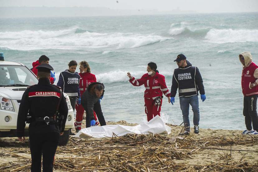 Lực lượng chức năng thực hiện nhiệm vụ cứu hộ sau vụ chìm thuyền chở người di cư ngoài khơi bờ biển miền nam nước Ý hồi tháng 2/2023. (Ảnh: AP)