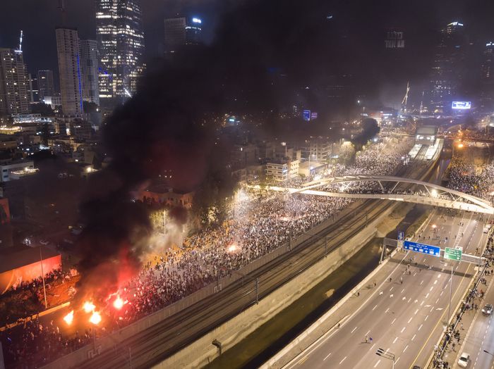 Hàng nghìn người biểu tình chặn một đường cao tốc ở Tel Aviv, Israel nhằm đối kế hoạch đại tu tư pháp của Thủ tướng Benjamin Netanyahu. (Ảnh: WSJ)