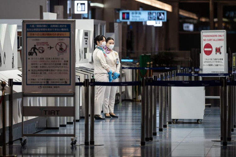 Nhân viên tại Sân bay Quốc tế Haneda của Tokyo hôm 29/11, thời điểm Nhật Bản vừa công bố cấm tất cả du khách nước ngoài nhập cảnh. (Ảnh: AFP)