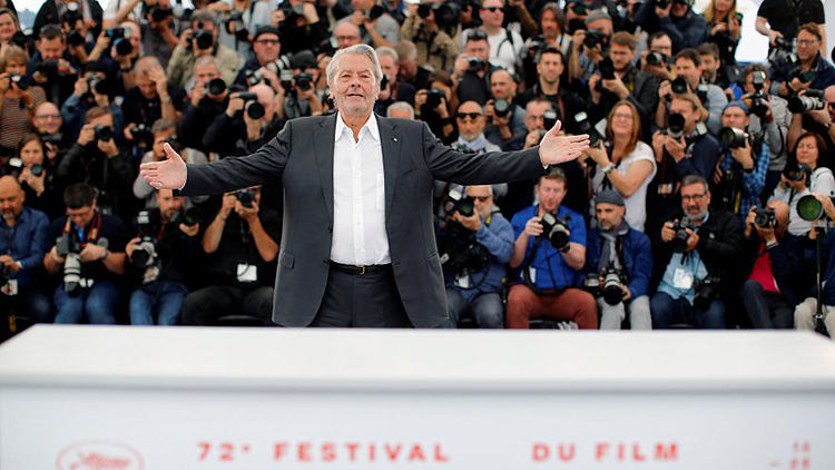Việc trao giải Cành cọ vàng trọn đời cho Alain Delon đã gây tranh cãi dữ dội tại LHP Cannes năm nay (Ảnh: KT)