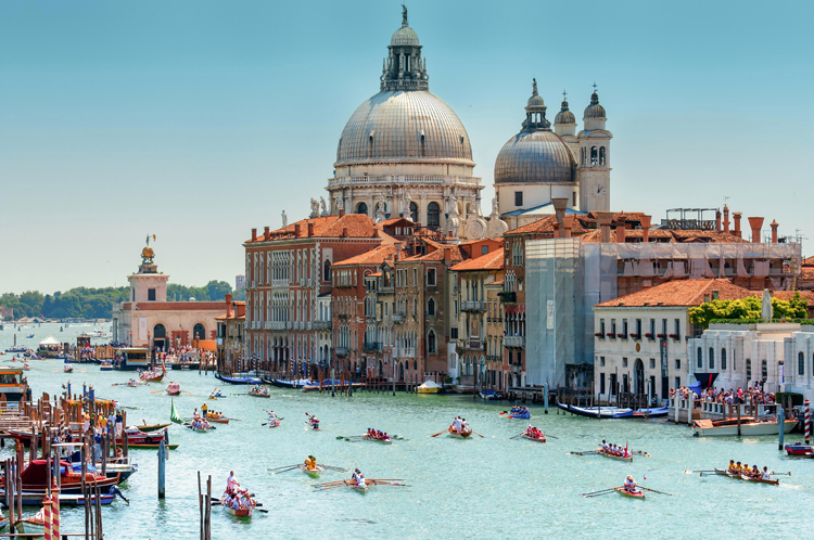 Venice thu phí du khách để trang trải chi phí giữ gìn vệ sinh và tăng cường an toàn (Ảnh: Getty)