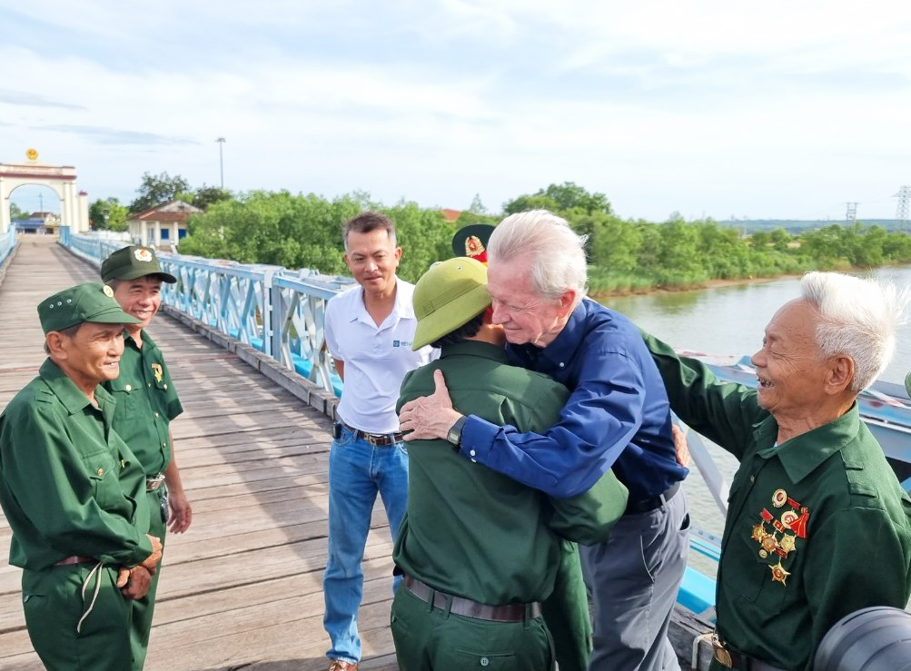 Ông Chuck Searcy gặp lại những cựu binh Việt Nam giữa cầu Hiền Lương. (Ảnh: Nguyễn Phúc)