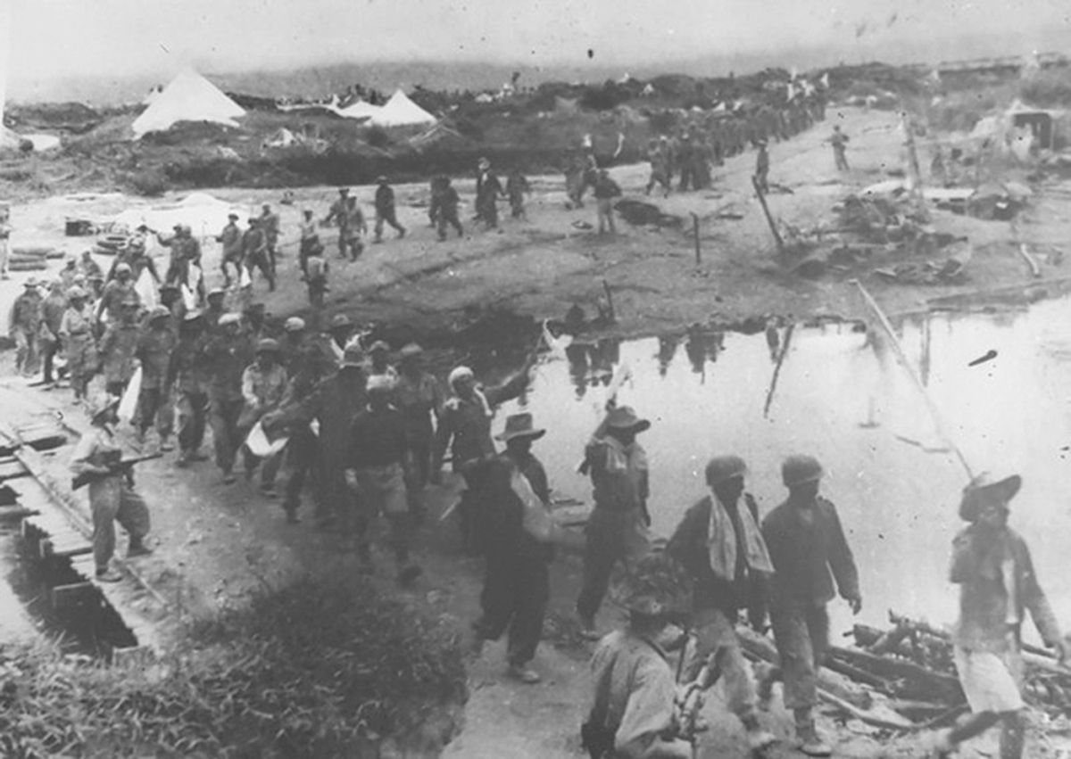 Quân Pháp bại trận trên chiến trường Điện Biên Phủ.