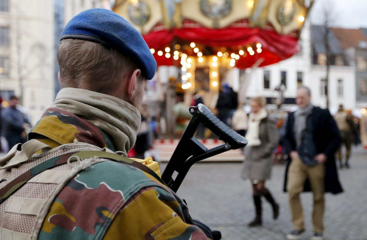 Lực lượng an ninh Bỉ tuần tra tại một khu chợ ở thủ đô Brussels. (Ảnh: Reuters)