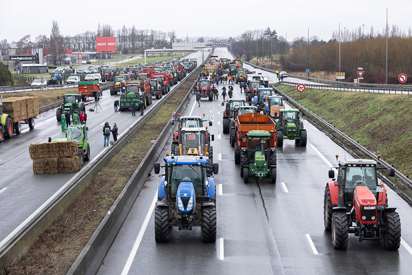 Nông dân phong tỏa đường cao tốc A1 nối Lille và Paris, tại Lesquin, miền Bắc Pháp, trong cuộc biểu tình ngày 25/1.
