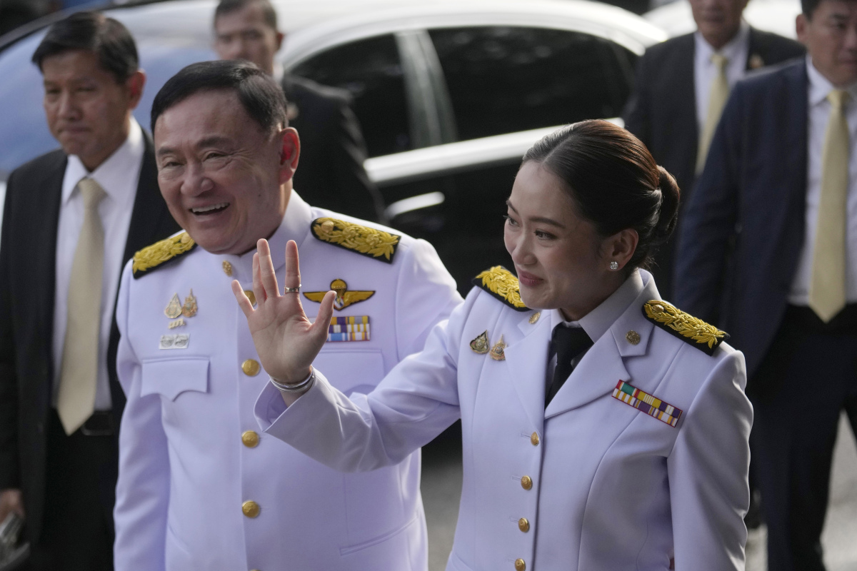 Bà Paetongtarn Shinawatra cùng người cha Thaksin Shinawatra xuất hiện tại buổi lễ phê chuẩn bà làm thủ tướng ngày 18.8. ẢNH: REUTERS