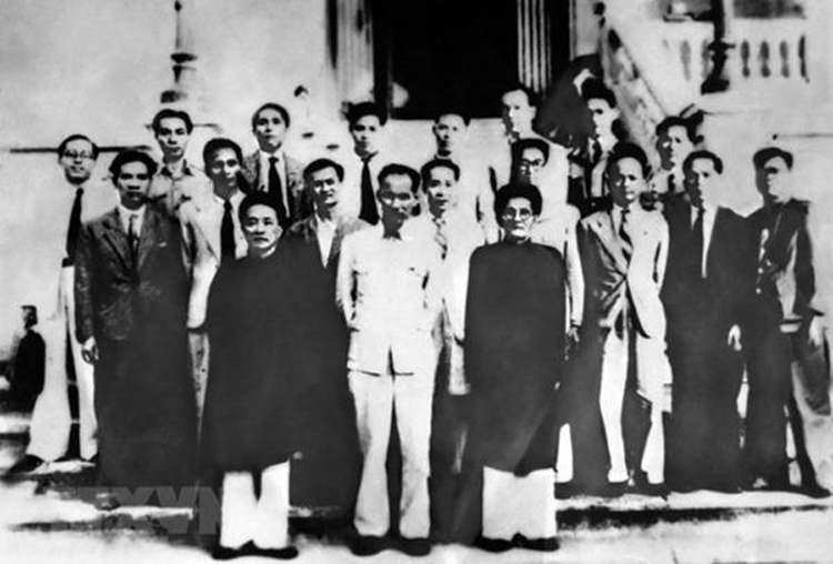 Chính phủ Việt Nam Dân chủ Cộng hòa (hay còn gọi là Chính phủ kháng chiến) được thành lập do Hồ Chí Minhlàm Chủ tịch ra mắt quốc dân ngày 3/11/1946. (Ảnh: T.L)