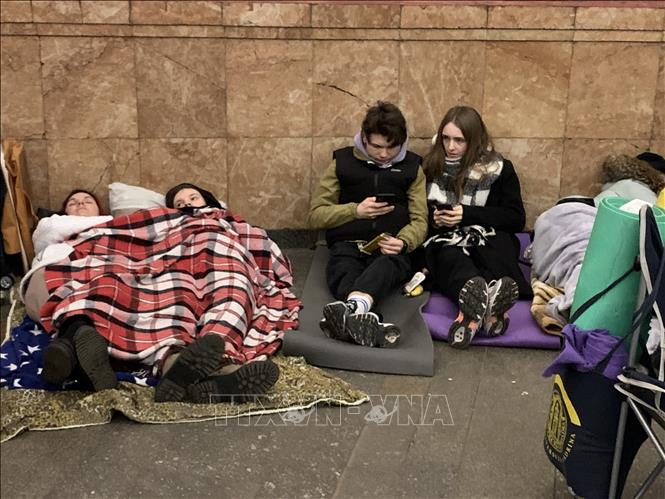 Người dân sơ tán tránh xung đột nghỉ tạm tại nhà ga tàu điện ngầm ở thủ đô Kiev, Ukraine ngày 25/2/2022. (Ảnh tư liệu: THX/TTXVN)