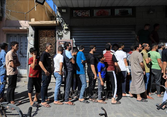 Người dân xếp hàng chờ mua thực phẩm tại miền Nam dải Gaza, ngày 15/10/2023. (Ảnh: THX/TTXVN)