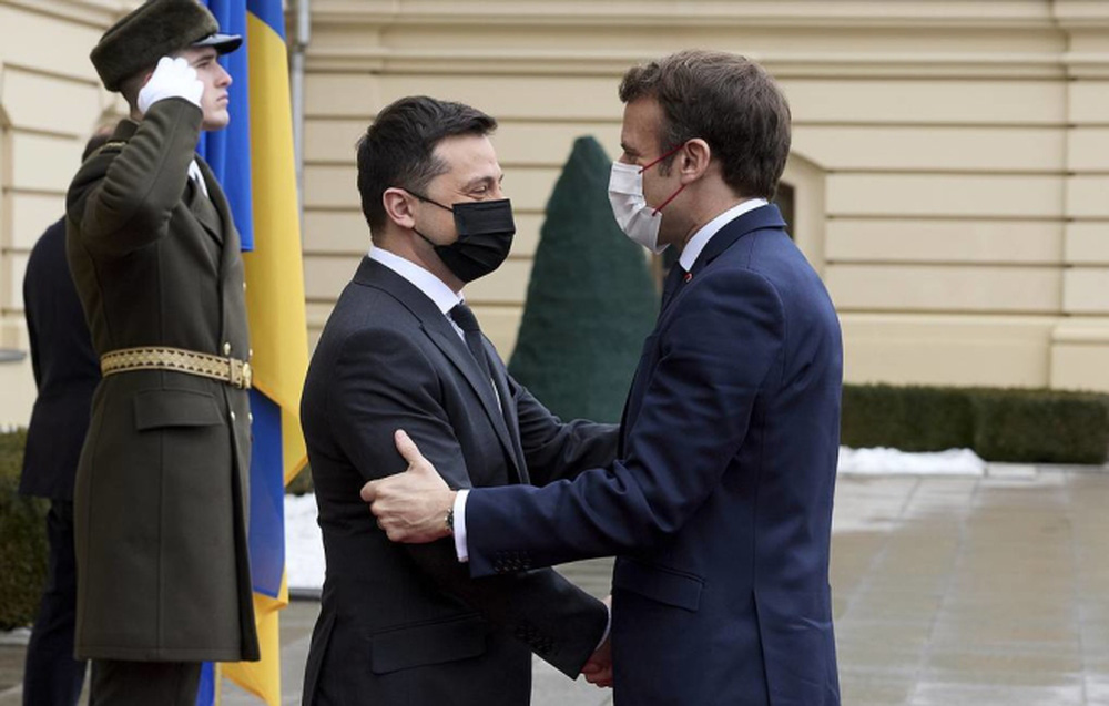 Tổng thống Pháp Emmanuel Macron gặp Tổng thống Ukraine Volodymyr Zelensky tại Kiev ngày 8/2/2022. (Ảnh: AP)