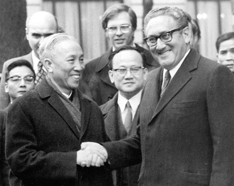 Đại diện phái đoàn Việt Nam Dân chủ Cộng hòa, Lê Đức Thọ (trái) và Cố vấn An ninh Quốc gia Mỹ Henry Kissinger chúc mừng nhau sau lễ ký kết. (Ảnh: ard.de)